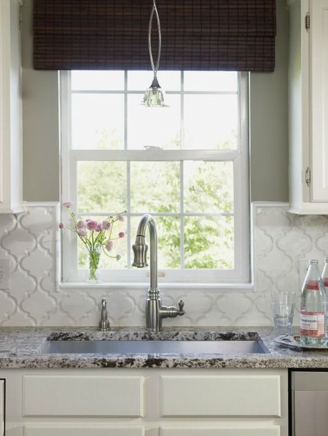 Arabesque kitchen backsplash tile Moroccan Tile Backsplash, Backsplash Arabesque, Kitchens Cabinets, Diy Kitchen Backsplash, Arabesque Tile, Tile Kitchen, Kitchen Models, Moroccan Tile, Chic Kitchen