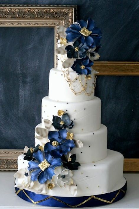 25 Delightful Wedding Cakes with Cascading Florals.... Love these! Navy Blue Wedding Cakes, Crazy Wedding Cakes, Blue Gold Wedding, Wedding Cake Pictures, Tafel Decor, Tiered Cake, Wedding Cakes Blue, Blue Cakes, White Wedding Cakes