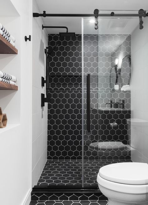 Modern Black And White Bathroom, Black Tile Bathrooms, Tile Showers, Ideas Baños, Bilik Air, Wash Room, Bathroom Showers, Black And White Bathroom, Zen Bathroom