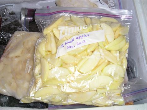 How To Freeze Apples For Apple Pie, Freeze Pears How To, Uses For Fresh Pears, Freezing Fresh Pears, How To Freeze Fresh Apples, How To Preserve Fresh Pears, Freezer Pears, Freezing Pears Recipes, How To Freeze Fresh Pears