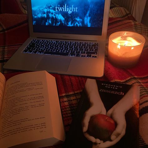 Spotify Playlist Covers Chill Vibes, Twilight Playlist Cover, Fall Twilight Aesthetic, Twilight Autumn Aesthetic, New Moon Twilight Aesthetic, Bella Swan Room Aesthetic, Twilight Aesthetic Book, Twilight Fall Aesthetic, New Moon Aesthetic Twilight