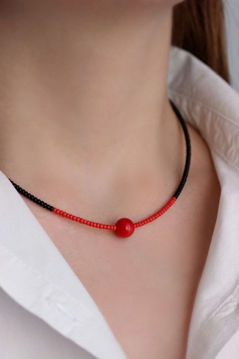 Red Beads Jewellery, Red Coral Stone, Diy Wire Jewelry Rings, Simple Beaded Necklaces, Stone Bead Jewelry, Beads Choker, Beaded Necklace Patterns, Necklace Everyday, Beaded Jewelry Necklaces