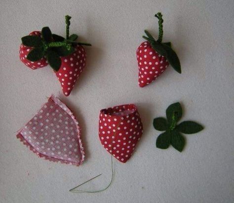 Strawberry Crafts, Natural Baby Toys, Simpul Makrame, Creation Couture, Love Sewing, Fabric Projects, Felt Flowers, Toddler Gifts, Felt Crafts