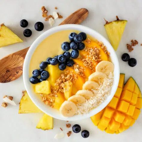 Mango Smoothie Bowl - Super Healthy Kids Low Calorie Smoothie Bowl, Homemade Smoothie Bowl, Breakfast Smoothie Bowl Recipes, Coconut Smoothie Bowl, Smoothie Bowl Toppings, Smoothie Bowl Ingredients, Smoothie Bowl Recipe Healthy, Protein Smoothie Bowl, Mango Smoothie Bowl