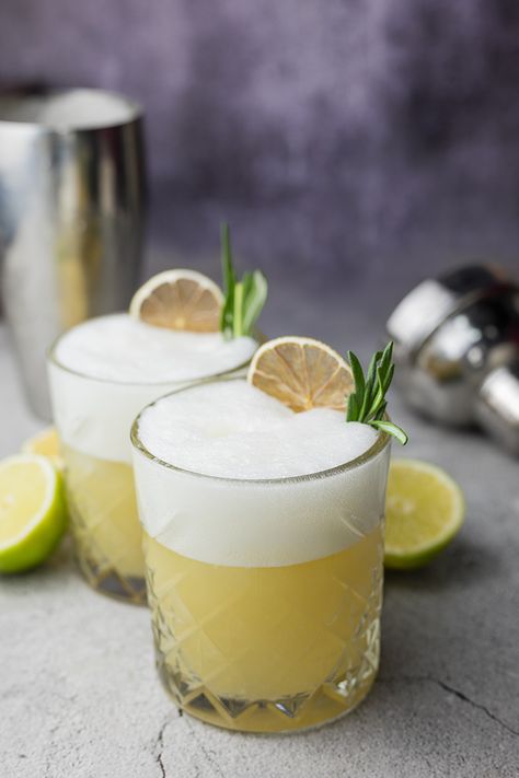 Whisky Sour Cocktail, Whisky Sour Recipe, Whiskey Sour Recipe, Sour Drink, Daily Greens, Hey Bartender, Whisky Sour, Cocktail Drinks Alcoholic, Sour Foods