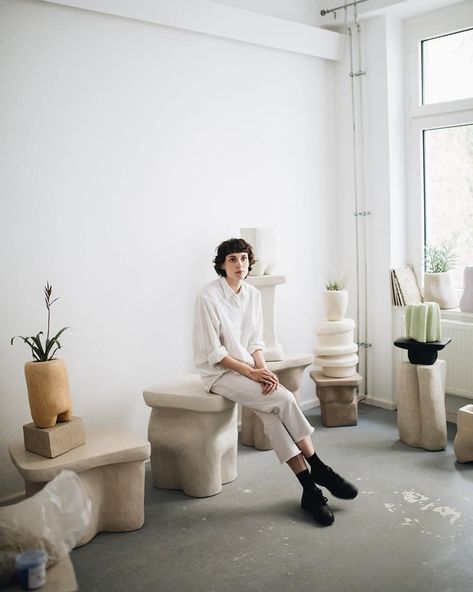 yasmin bawa uses hemp to create sustainable monolithic plant pots Ceramic Furniture, Keramik Design, Paris Design, Style Deco, Hand Molding, Ceramics Ideas Pottery, Studio Space, Organic Shapes, 인테리어 디자인