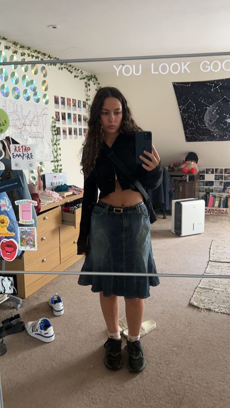 Midi Denim Skirt Outfits, Denim Midi Skirt Outfit Fall, Midi Denim Skirt Outfit, Midi Skirt Outfit Fall, Denim Midi Skirt Outfit, Denim Skirt Outfit, Flared Denim Skirt, Skirt Outfit Fall, Midi Denim Skirt