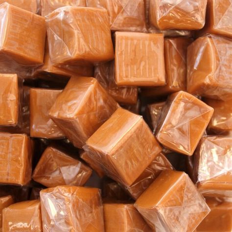 Caramel squares Biscuits Graham, How To Make Caramel, Old Fashioned Candy, Wedding Buffet, Caramel Candy, Läcker Mat, Wax Tarts, Favorite Candy, Caramel Color