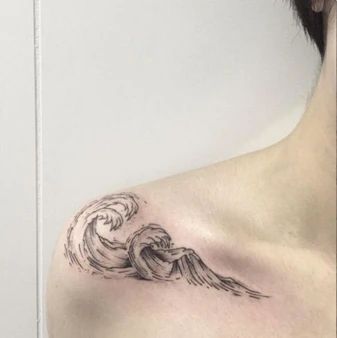 Henne Tattoo, Luck Tattoo, Cool Shoulder Tattoos, Water Tattoo, Wave Tattoo, Bone Tattoos, Ocean Tattoos, Shoulder Tattoos For Women, Collar Bone Tattoo