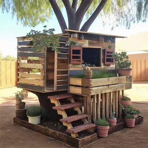 Pallet Tree Houses, Kids Backyard Playground, Tree House Plans, Backyard Kids Play Area, Tree House Diy, Tree House Kids, Pallet House, Cool Tree Houses, Tree House Designs