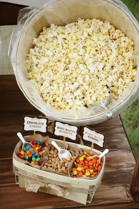 Pen N' Paperflowers: STYLING | Rustic Popcorn Bar Sandwich Vegetarian, Popcorn Bar, Taco Bar, Super Bowl Party, Dessert Bar, Snacks Für Party, Superbowl Party, Fall Party, Cool Ideas