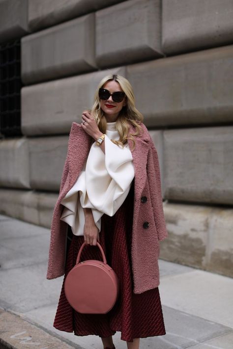 Sep 10, 2018 - Top: Brandon Maxwell (last seen here, also love this bell sleeve top and this one). Coat: Topshop (also love this blush coat). Shoes: Schutz. Bag: Mansur Gavriel. Skirt: Roksanda (also love this full skirt). Belt: Gucci. Sunglasses: Linda Farrow. Thank you to Nordstrom for partnering on this post. Rosa Outfit, Sukienki Maksi, Burgundy Outfit, Pink Coat, Stil Inspiration, Looks Street Style, Outfit Trends, Ținută Casual, Vintage Cartoon