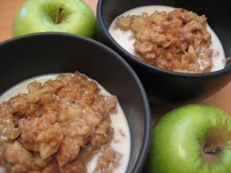 Microwave Creamy Apple-Cinnamon Oatmeal. Quick and yummy breakfast! Microwave Apple, Microwave Oatmeal, Microwave Apples, Apples And Cinnamon, Apple Cinnamon Oatmeal, Cinnamon Oatmeal, Oatmeal Recipe, Fun Foods, Apple Cinnamon