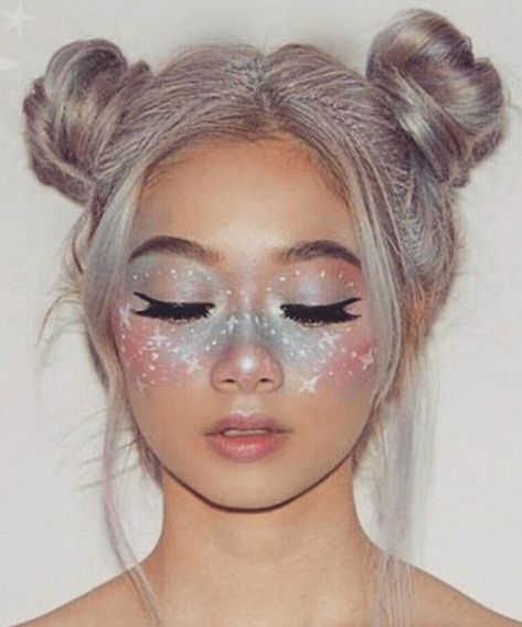 The Ultimate Guide to Space Buns | HOWTOWEAR Fashion Halloweenský Makeup, Alien Makeup, Space Makeup, Galaxy Makeup, Make Up Halloween, Face Art Makeup, Carnival Halloween, Space Buns, Rave Makeup