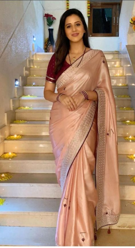 Married Women Outfits Indian, Wedding Look For Bhabhi, Saree With Half Sleeve Blouse, New Married Girl Look In Saree, New Trending Sarees, Sarees For Girls, Fashionable Saree Blouse Designs, Modern Saree, Indian Fashion Saree