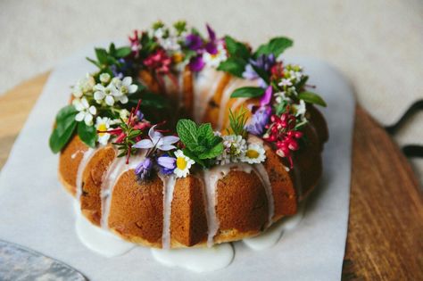 Bundt Cake Decorations, Lemon And Blueberry, Edible Flowers Cake, Mochi Cake, Valentine Cake, Rustic Cake, Bundt Cakes, Pound Cake Recipes, Dessert Cupcakes