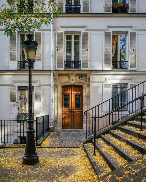 Monmartre en automne Shuttered Windows, Le Bristol Paris, Beautiful Paris, Montmartre Paris, French Classic, French Architecture, Classic Architecture, Living In Paris, France Photos