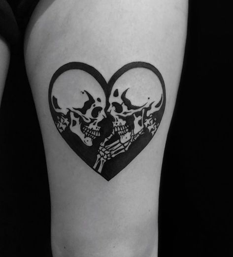 Heart Shaped Skull Tattoo, Goth Love Tattoo, Matching Skull Tattoos For Couples, Skeletons Kissing Tattoo, Goth Couple Tattoos, Love Skull Tattoo, Matching Skull Tattoos, Skull Heart Tattoo, Skeleton Couple Tattoo