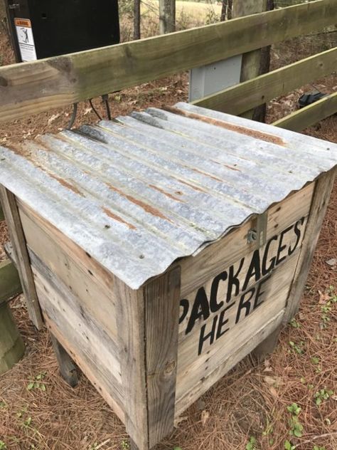 Tin placed on top of the pallet parcel box Ups Delivery Box Diy, Diy Porch Box For Packages, Delivery Package Storage, Diy Amazon Drop Box Ideas, Outdoor Delivery Box Diy, Rural Package Drop Box Ideas, Parcel Post Box Ideas, Box For Packages By Gate, Package Drop Box Ideas At Gate Diy