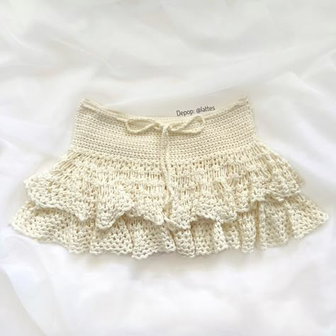 Crochet Summer Fashion, Crochet Clothes Skirt, How To Crochet A Skirt, Crochet Pleated Skirt, Crochet Summer Clothes, Crochet Ruffle Skirt, Mini Skirt Crochet, White Crochet Skirt, Crochet Skirt Set