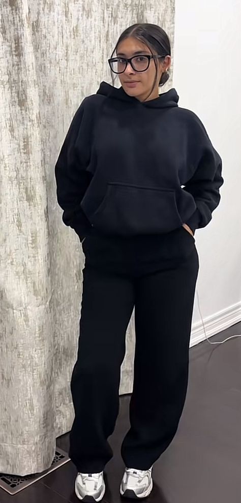 Sweat Pants And Long Sleeve Outfit, Black Flared Sweatpants Outfit, Wide Leg Sweatpants Outfit Black Women, Black Sweatpants Outfit Women, Comfy Fits Black Women, Sweatshirt And Maxi Skirt Outfit, Black Flare Sweatpants Outfit, Stockholm Style Black Women, Black Sweatsuit Outfits Women