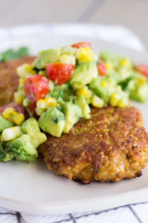 Salmon Quinoa Cakes with Avocado Corn Salsa Easy Salmon Cakes, Avocado Corn Salsa, Enchiladas Rojas, Quinoa Cakes, Mexican Main Dishes, Salmon Burger Recipe, Salmon Quinoa, Quinoa Cake, Recipes Fish