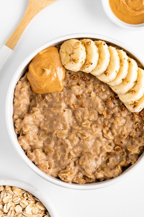 Peanut butter oatmeal is a quick, easy, and healthy vegan breakfast! It's a one-pot recipe made on the stovetop with basic ingredients, including rolled oats, peanut butter, maple syrup, cinnamon, and plant-based milk. This oatmeal is thick and creamy, ready in 10 minutes, and gluten-free. #oatmeal #oats #peanutbutter #veganbreakfast #healthybreakfast #veganbreakfastrecipes #breakfastideas #glutenfreebreakfast #porridge #overnightoats Breakfast Ideas With Oats, Purely Kaylie, Peanut Butter Banana Oatmeal, Banana And Peanut Butter, Vegan Oatmeal, Healthy Vegan Breakfast, Peanut Butter Roll, Oatmeal Bowls, Peanut Butter Oatmeal