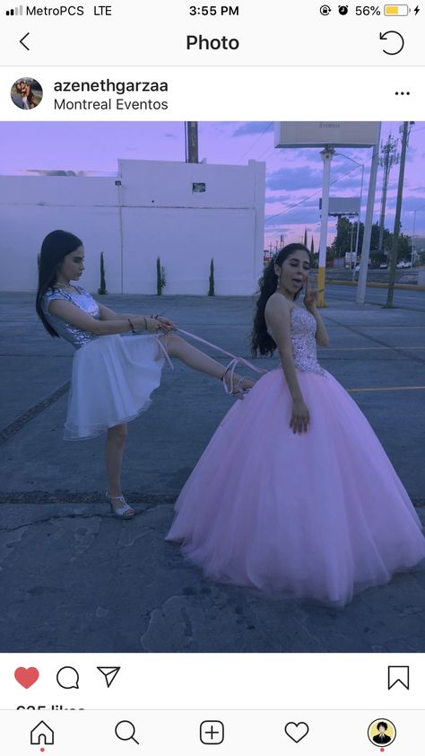 Quince Photoshoot Outfits, Quince Pictures With Family, Best Friend Quince Pictures, Photo Ideas For Quinceanera, Quincera Photo Ideas, Quince Court Photoshoot Ideas, Quince Picture Ideas With Court, Quinceanera Family Pictures, Quince Photoshoot Ideas With Family