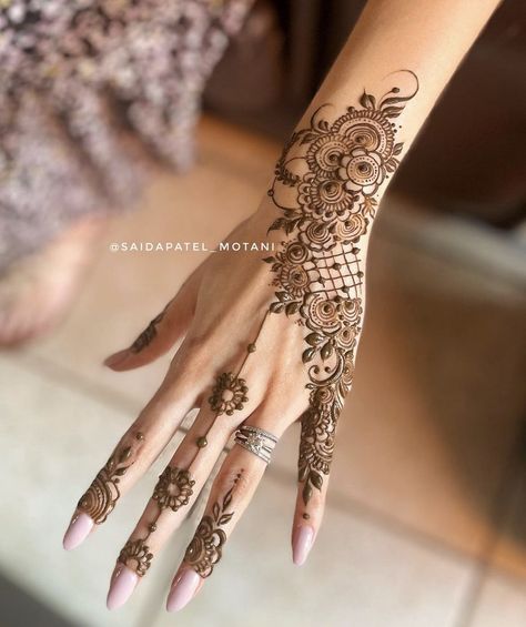 Complicated Henna Designs, Mehendi Designs Simple Back Hand, Henna Designs Right Hand, Aesthetic Mehndi Designs, Aesthetic Henna, Henna Designs Back, Henne Tattoo, Henna Flower Designs, Henna Inspo