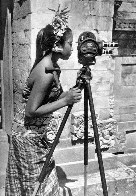 Girl studying to take photographs in Bali, Indonesia, 1934. Cincinnati Library, Bali Photos, Indonesian Heritage, Bali Island, East Indies, Movie Camera, Foto Vintage, Learning Photography, Girl Talk