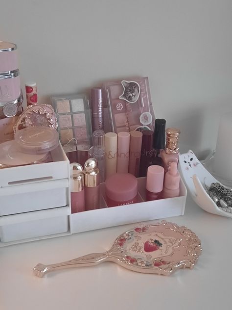 Collection Makeup, Cute Eye Makeup, Fancy Makeup, Makeup Room, Maquillaje Natural, Makeup Goals, Makeup Vanity, Pretty Makeup, K Beauty