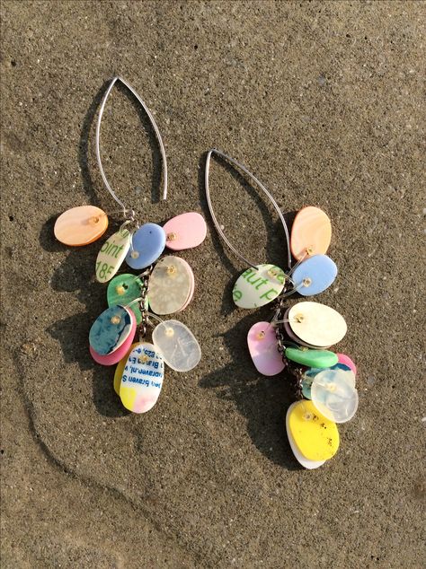 Plastic Earrings Diy, Jewelry From Recycled Materials, Recycled Plastic Crafts, Fun Plastic Jewelry For The Beach, Handmade Plastic Jewelry For The Beach, Recycle Plastic Jewelry, Trash Earrings, Recycled Plastic Jewelry Diy, Plastic Jewelry Recycled