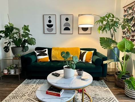 Mustard Green Couch Living Room, Green Couch Studio Apartment, Velvet Green Sofa Living Room Ideas, Bright Green Couch, Emerald Couch Living Room, Green Velvet Couch Living Rooms, Green Velvet Couch Living Room Ideas, Green Velvet Sofa Living Room Ideas, Emerald Green Sofa Living Room Ideas