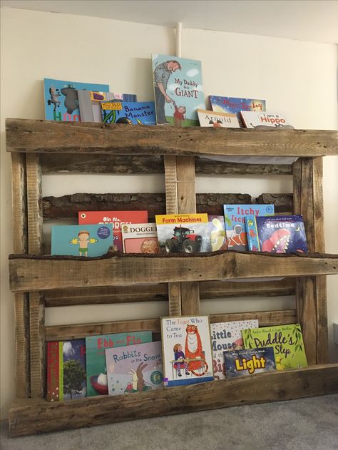 Bookcase from a pallet Nursery Pallet Ideas, Palette Bookshelf, Pallet Bookshelf, Year 1 Classroom, Recycled Book, Cosy Corner, Book Corners, Diy Toddler, Bookshelves Kids