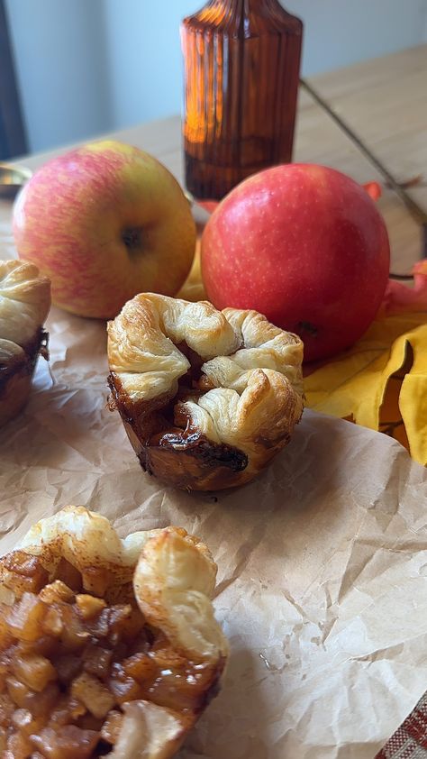 Easy Starbucks Copycat Apple Croissant Recipe Apple Crossaint, Apple Cruffins, Apple Croissant, Croissant Recipe, Bakery Ideas, Homemade Pastries, Fall Foods, Bagel Recipe, Best Bakery