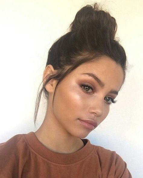 Simple and glowy fall makeup Make Up Diy, Makeup Tip, Greasy Hair, Greasy Hair Hairstyles, School Makeup, Makeup Hacks, Luminizer, Oily Hair, Fall Makeup