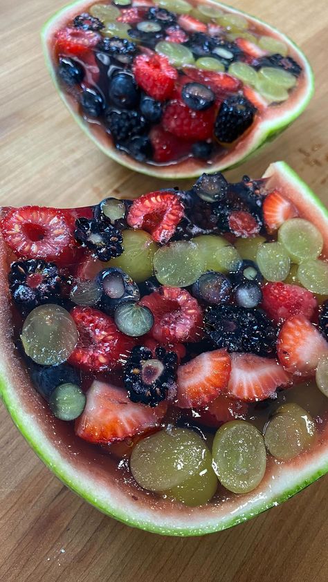 Fruit Jello, Watermelon Jello, Jello With Fruit, Grass Jelly, Jello Cake, Cut Watermelon, Watermelon Fruit, Watermelon Recipes, Watermelon Juice