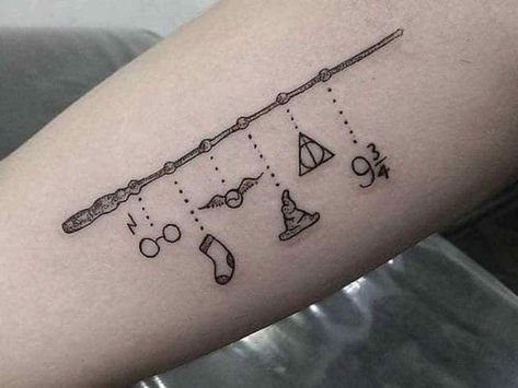 Small Tattoo Arm, Friend Tattoos Small, Harry Tattoos, Harry Potter Symbols, Hp Tattoo, Potter Tattoo, Tattoo Zeichnungen, Harry Potter Tattoos, Harry Potter Tattoo