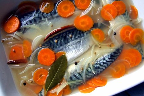 How to pickle mackerel Pickled Fish Recipe, Fish Dishes Recipes, Herring Recipes, Pickled Herring, Cup Recipes, Irish Foods, Mackerel Fish, Mackerel Recipes, Thyme Recipes