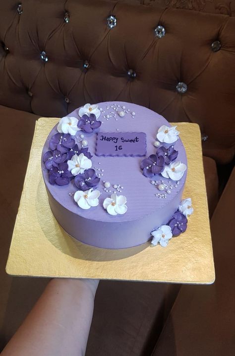 Purple Bento Cake Design, Cake Designs For Wife Birthday, Thank You Cake Ideas Design, Birthday Cake Aesthetic Purple, Cake Ungu, Purple Cake Designs Birthday, Simple Floral Cake, Hart Cake, Wife Cake