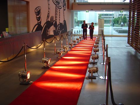 Red Carpet Walkway, Black Carpet Event Entrance, Red Carpet Entrance Events, Red Carpet Party Entrance, Red Carpet Party Theme Decoration, Red Carpet Entrance Ideas Entryway, Wedding Red Carpet Entrance, Red Carpet Event Entrance, Hollywood Entrance