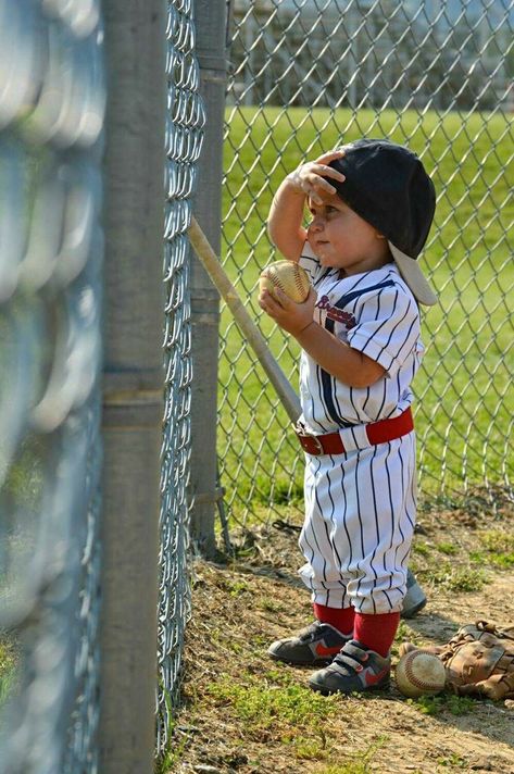 1st Birthday Baseball, Baseball Couples, Boys Belt, Gamer Setup, Baseball Boys, Braves Baseball, Baseball Uniforms, Baseball Photos, Baseball Birthday