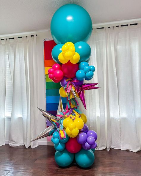 Balloon Tower Ideas, Fiesta Balloon Column, Crazy Balloon Columns, Crazy Balloon Tower, Balloon Columns Ideas, 3 Color Balloon Column, Balloon Column Patterns, Spiral Balloon Column, Clown Balloon Column