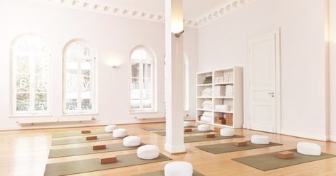 Yoga Studio Design Ideas, Yoga Studio Interior, Sala Yoga, Yoga Room Design, Relaxation Yoga, Meditation Studio, Wellness Selfcare, Meditation Relaxation, Yoga Studio Design