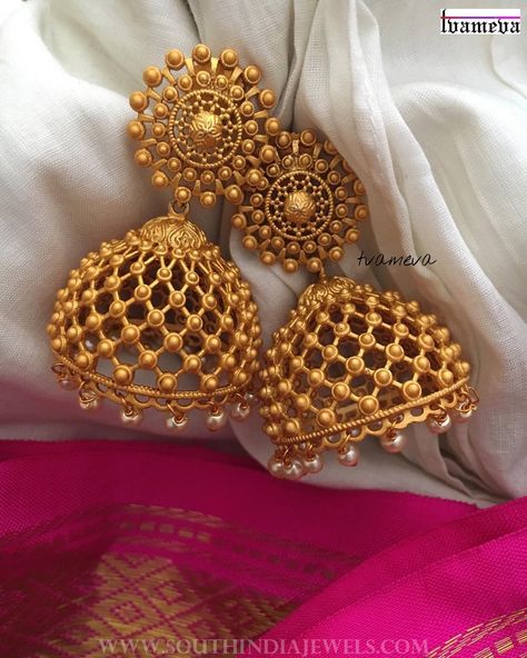 New matt finish gold plated jhumka highlighted with pearls. For inquiries, please reach the seller below. Seller Name : Tvameva Instagram : https://www.instagram.com/tvameva/ Contact : 9994767370 Related PostsGold Plated Antique Ruby Jhumka From TvmevaAntique Gold Plated Attigai NecklaceGold Plated Long Lakshmi Necklace with JhumkaMatt Finish Ruby Coin NecklaceMatt Finish Mango Necklace SetGold Plated Jhumka From … Jhumka Designs, Gold Jhumka Earrings, Perhiasan India, Indian Jewelry Earrings, Indian Jewellery Design Earrings, Antique Jewelry Indian, Wedding Jewellery Collection, Gold Bride Jewelry, Gold Jewelry Earrings