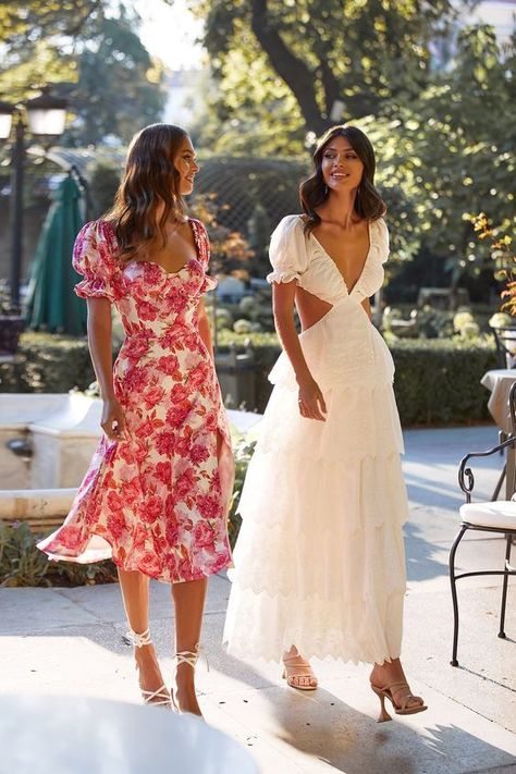 In this article I talk about what to wear as a wedding guest and to attend other types of ceremonies. So, if you want to be chic, read on! Moda Over 40, Eyelet Lace Fabric, Guest Attire, Floral Print Fabric, Wedding Guest Outfit Summer, Resort Collection, White Maxi, Feminine Dress, Guest Outfit