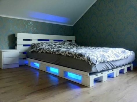 25 Pallet Bed Ideas and Projects Wood Pallet Beds, Pallet Bed Frames, Pallet Bed Frame, Sleigh Bedroom Set, Diy Pallet Bed, Diy Platform Bed, Small Bedroom Furniture, Pallet Headboard, Pallet Beds