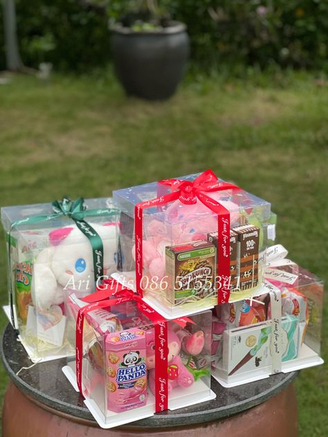 Diy Hampers, Snack Gift Baskets, Hello Kitty Gifts, Snack Gift, Diy Gift Set, Gifts Wrapping Diy, Simple Birthday Cake, Diy Gifts For Friends, Flower Bucket