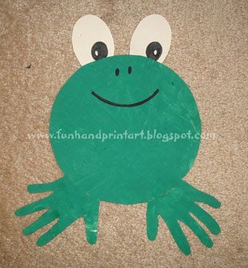 Handprint Frog Paint a piece of paper green. When dry cut out a circle and the child's 2 handprints. Cut out 2 white ovals for eyes.  Use black Sharpie to draw pupils in the eyes, the nose and the mouth.  Glue frog to colored construction paper. Frog Craft, Footprint Crafts, Frog Crafts, Green Craft, Footprint Art, Handprint Crafts, Daycare Crafts, Paper Plate Crafts, Handprint Art