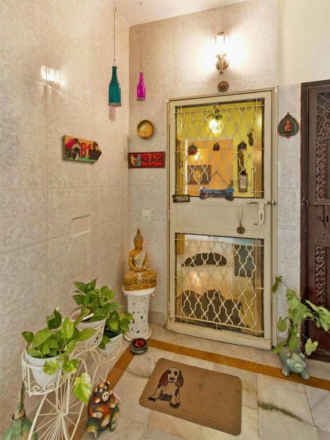 Small cutesy entrance to an apartment Small Apartment Entrance Entryway Decor, Indian House Entrance Decor, Apartment Outside Entrance Decor, Home Entrance Ideas Indian, Door Decorations Aesthetic, Apartment Entrance Ideas, Apartment Door Decorations, Entrance Ideas Entryway, Entrance Door Decor